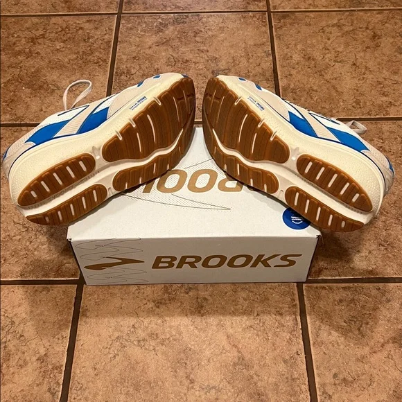 Brooks Women’s Ghost Max SE 8.5
Limited Edition Color - Picture 3 of 6